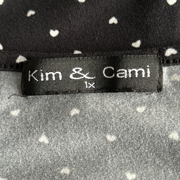 Kim & Cami Black and White Elbow Sleeve Crew Neck Top With White Heart Print - Picture 7 of 7
